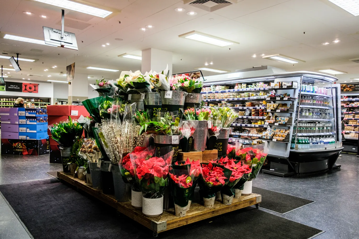 Gėlių galima nusipirkti prekybos centre / Richard M Lee / Shutterstock.com