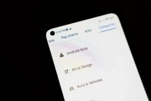 Naujos Android Auto funkcijos / daily_creativity / Shutterstock.com