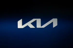 KIA logotipas / emirhankaramuk / Shutterstock.com