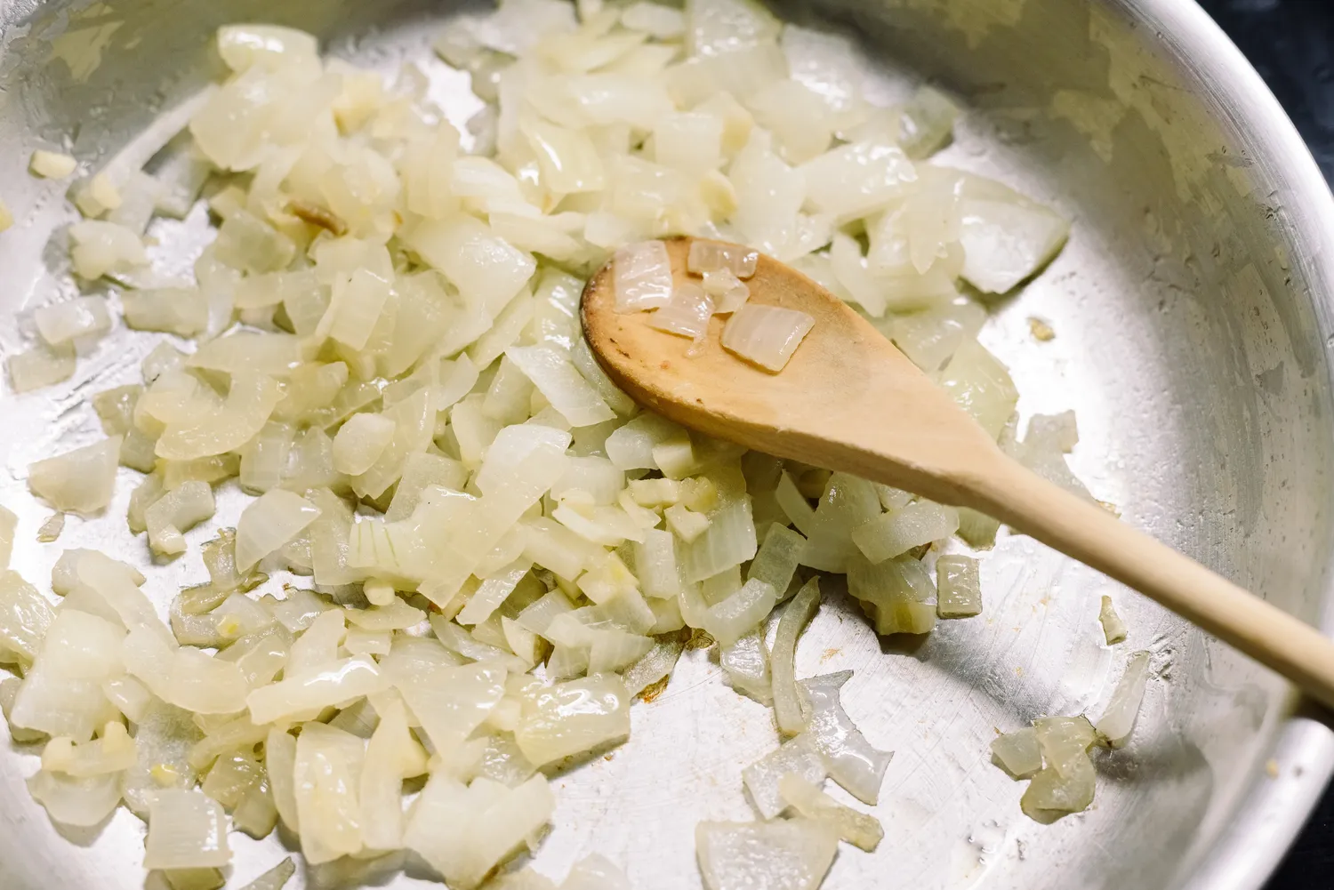 Svogūnai keptuvėje