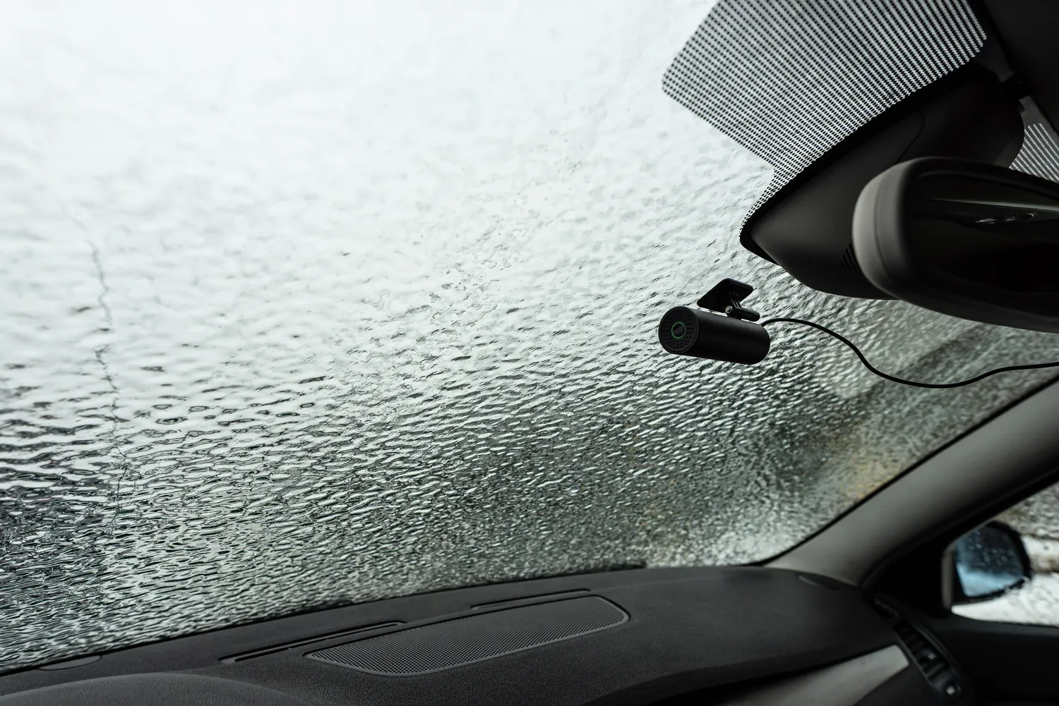 Ledas ant automobilio stiklo