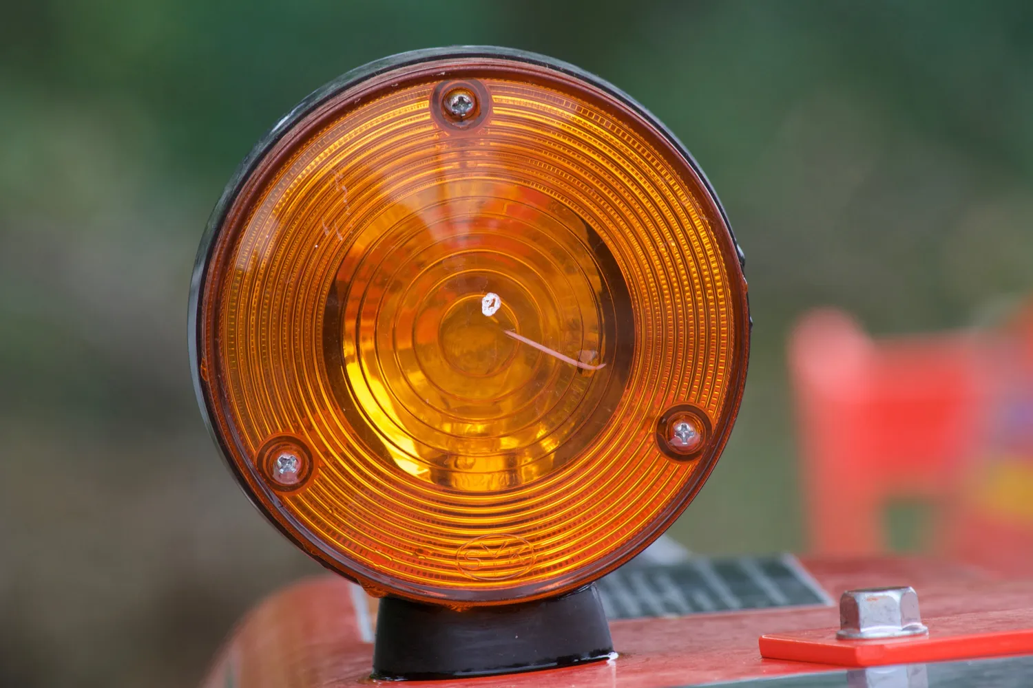 Geltona mirksinti šviesa