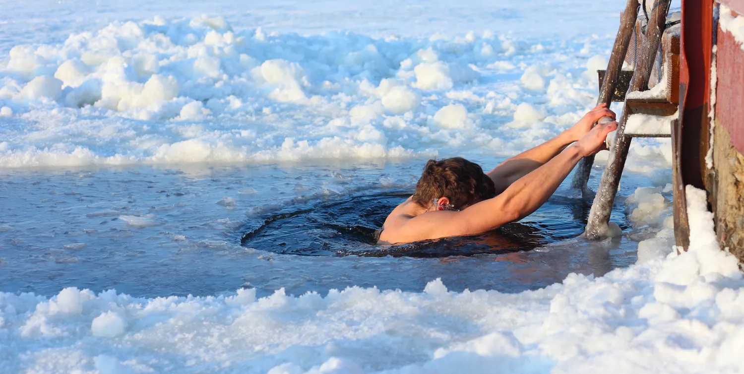 Maudymasis lediniame vandenyje